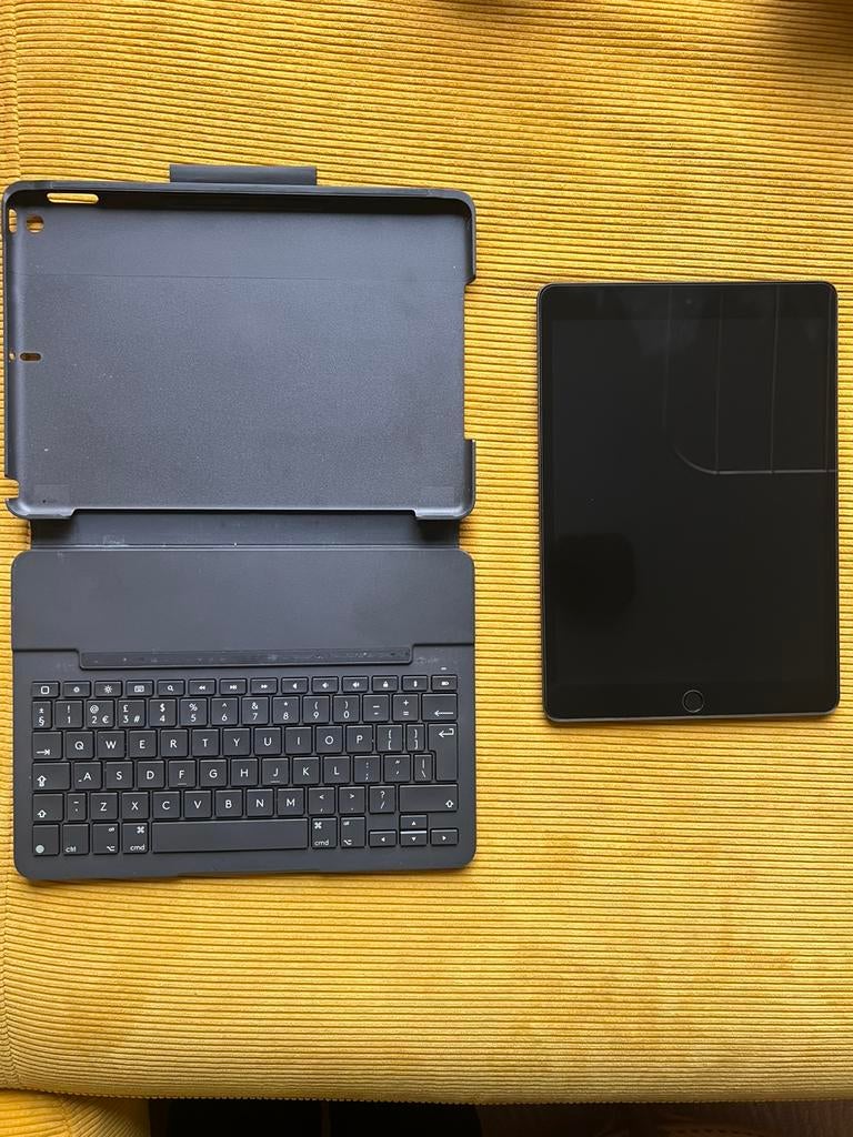 Apple Ipad 2021 Wifi 256GB Spacegrijs + Toetsenbord, Computers en Software, Tablet-hoezen, Zo goed als nieuw, Bescherming voor- en achterkant