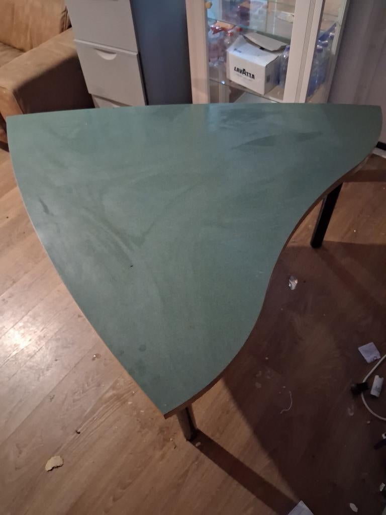 Peperdure groene stevige tafel, te reinigen met cillit bang, Ophalen, Gebruikt