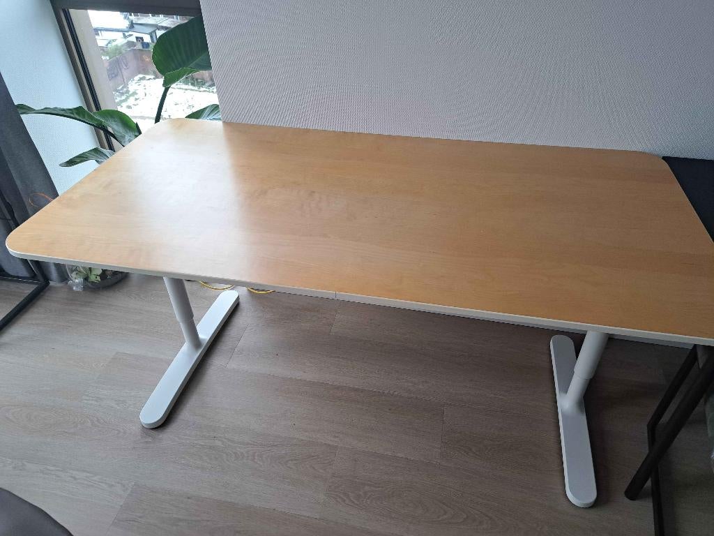Ruim Bureau IKEA Bekant, Ophalen, In hoogte verstelbaar, Zo goed als nieuw