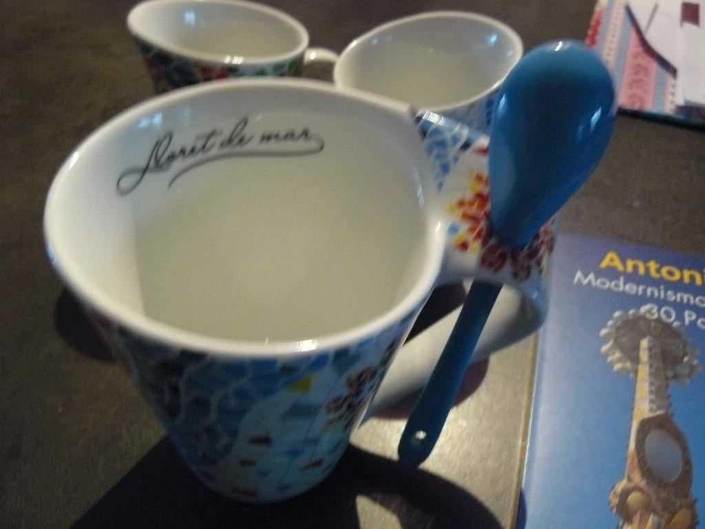 Gaudi  servies en kaarten boekje, Keramiek, Ophalen of Verzenden, Zo goed als nieuw, Bord(en)