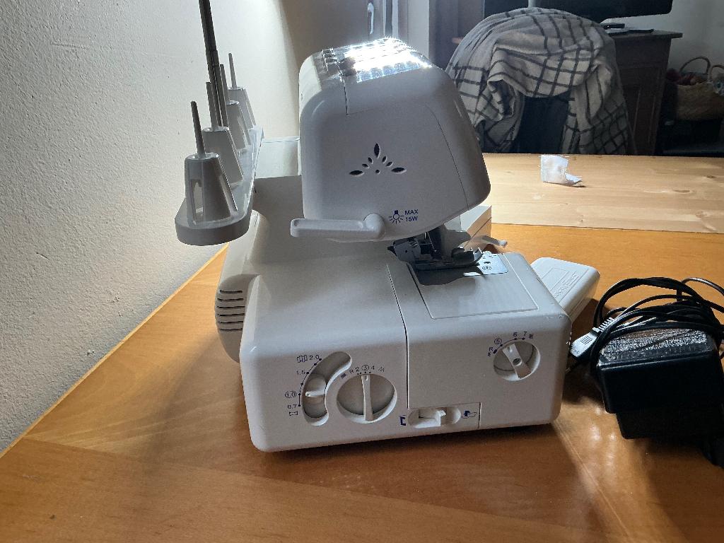 Lewenstein Multilock 700de, Hobby en Vrije tijd, Naaimachines en Toebehoren, Zo goed als nieuw, Lockmachine, Lewenstein, Ophalen