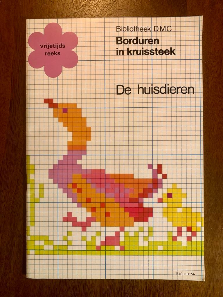 Vintage boek DMC Borduren in kruissteek De huisdieren 1977, Ophalen of Verzenden, Zo goed als nieuw, Handborduren, Patroon