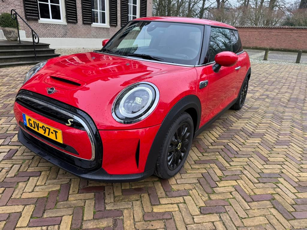 Mini 3-deurs (f56) Electric 184pk Aut 2023 rood, 1500km!!!!!, Auto's, 0 cilinders, Dealer onderhouden, Cooper S, Geïmporteerd