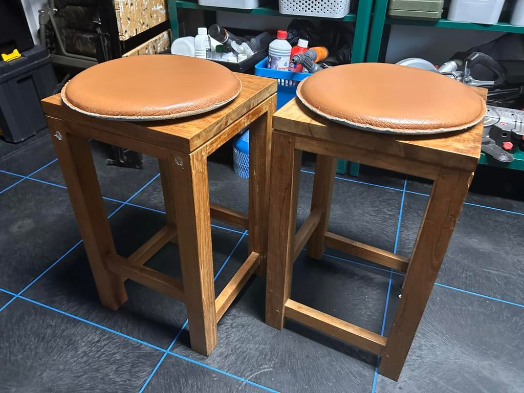 Twee houten krukken met bruine zitting, Ophalen, Gebruikt, Hout