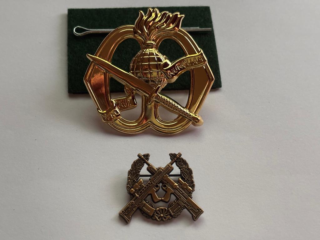 KCT baret embleem met scherpschutter speld, Verzamelen, Verzenden, Landmacht, Nederland, Kleding of Schoenen