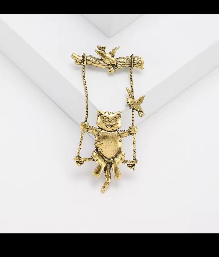 Nieuwe Broche Kat op Schommel met Vogels - Goudkleurig, Overige materialen, 4 tot 7 cm, Nieuw, Ophalen of Verzenden