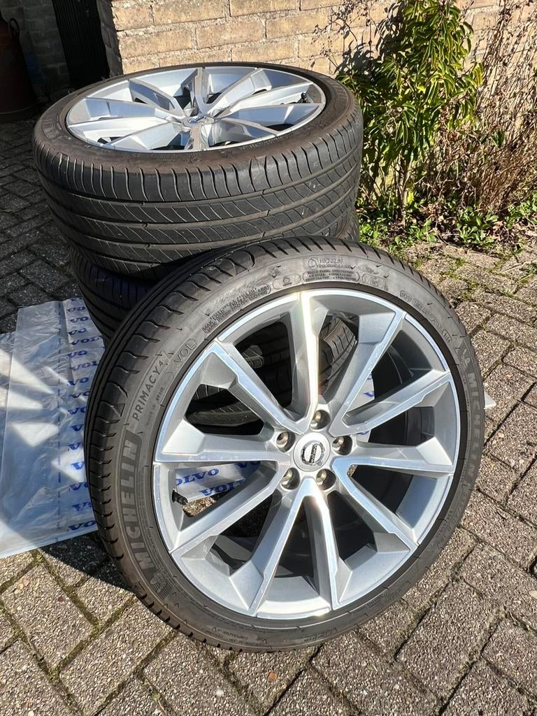 4 originele Volvo V60 19 inch velgen met zomerbanden, Auto-onderdelen, Banden en Velgen, Banden en Velgen, 235 mm, Personenwagen