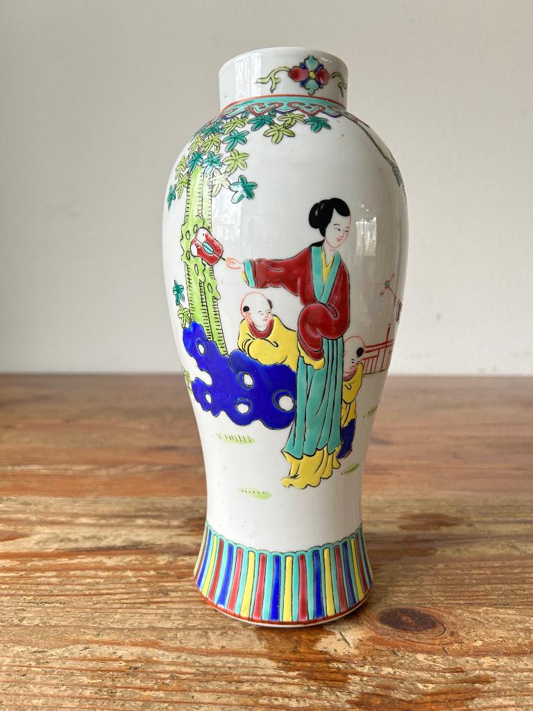 Vaas - China - Porselein - gemaakt in Jingdezhen, Antiek en Kunst, Ophalen of Verzenden