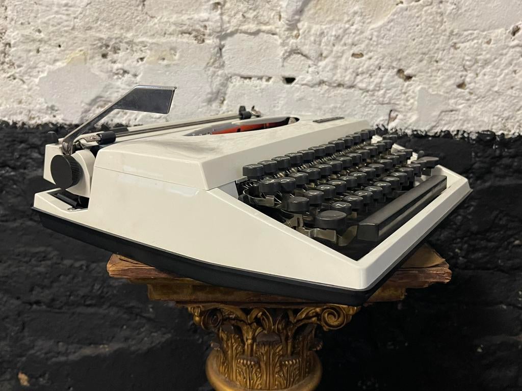 Vintage Triumph Adler Tippa typemachine creme wit heel gaaf, Diversen, Typemachines, Ophalen of Verzenden, Gebruikt