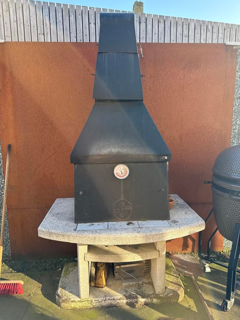 Robuuste stenen barbecue met afzuigkap en thermometer, Ophalen, Gebruikt