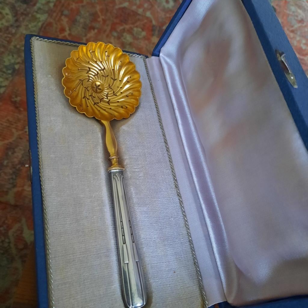Zilver Vergulde Strooilepel in Originele Doos, Antiek en Kunst, Antiek | Bestek, Ophalen of Verzenden