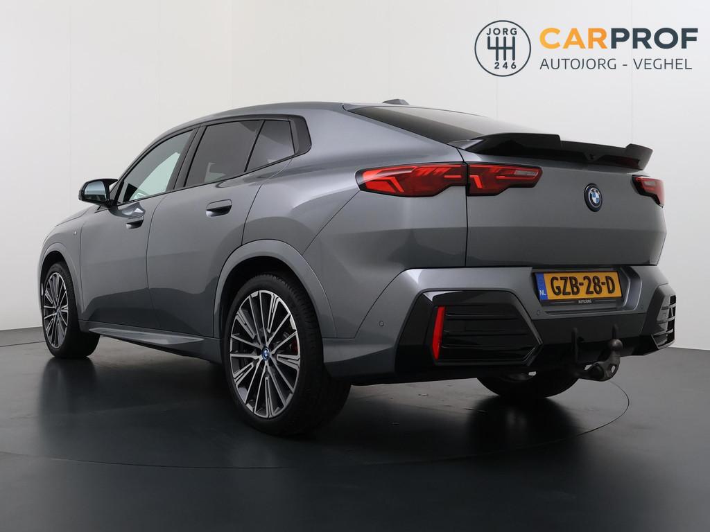 BMW iX2 xDrive30 67 kWh M-Sport | Trekhaak | 360 Camera | HU, Automaat, 476 km, X2, Gebruikt