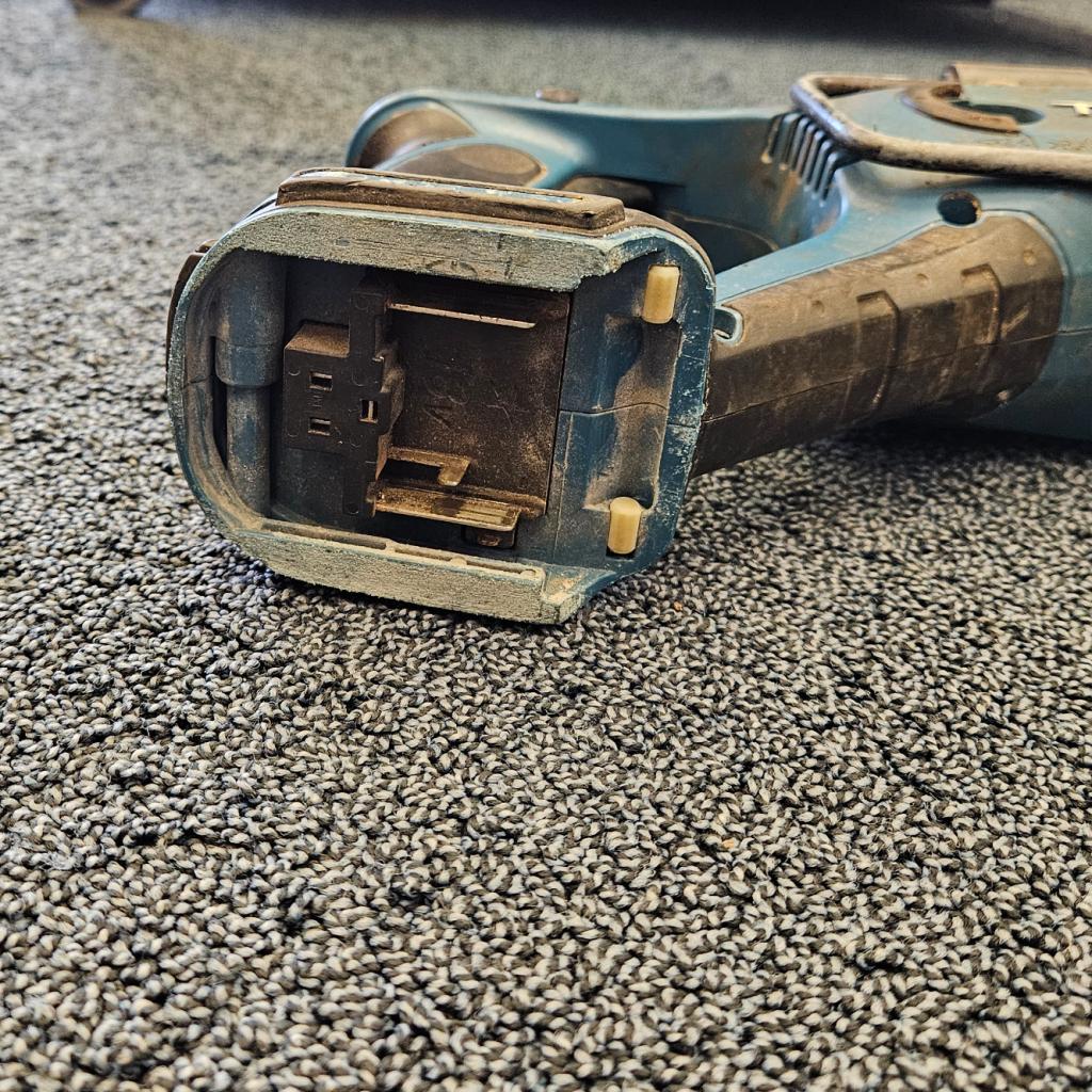 Makita BJR181 18V Reciprozaag Losse Body in Goede Staat, Makita, Zo goed als nieuw, Support@makita.com, Makita Corporation, 3-11-8, Sumiyoshi-cho, 
Anjo, Aichi 446-8502
Japan