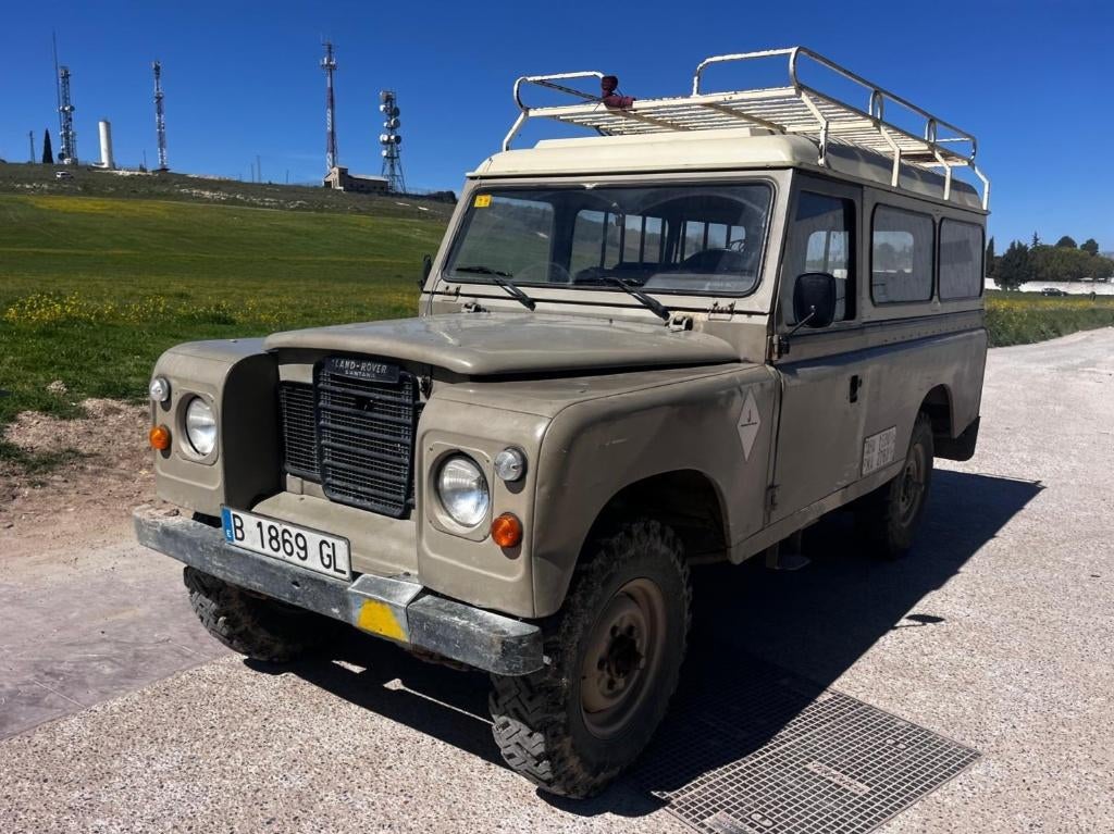 Land Rover 109, bj 1984, oldtimer, nog roestvrij en met apk, Auto's, Land Rover, Zwart, Beige, Bedrijf