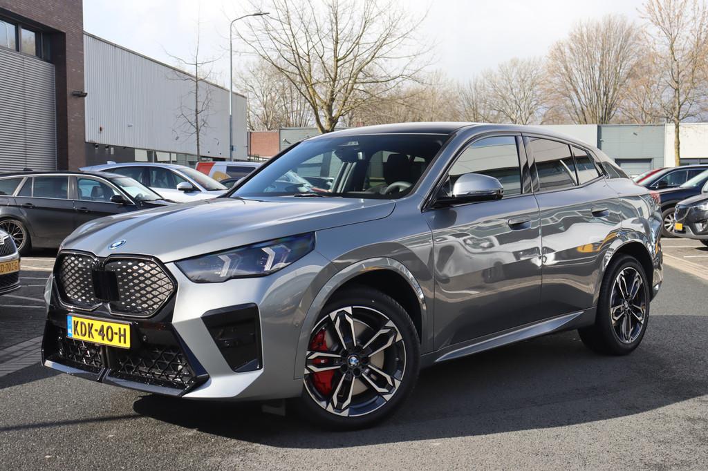BMW iX2 eDrive20 High Executive M Sport / Panoramadak / Trek, IX2, Met garantie (alle), 443 km, 204 pk