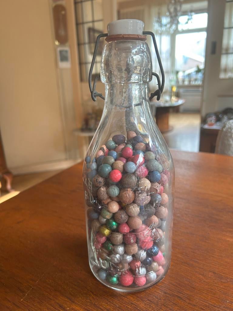 Vintage melkfles  met Kleurrijke kleiknikkers, Antiek en Kunst, Curiosa en Brocante, Ophalen of Verzenden