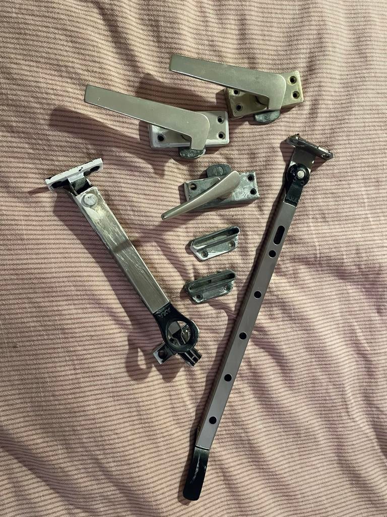 Diverse raambeslag: klinken, scharnieren en schuiven, Ophalen of Verzenden, Gebruikt, Overige materialen, Klink of Kruk