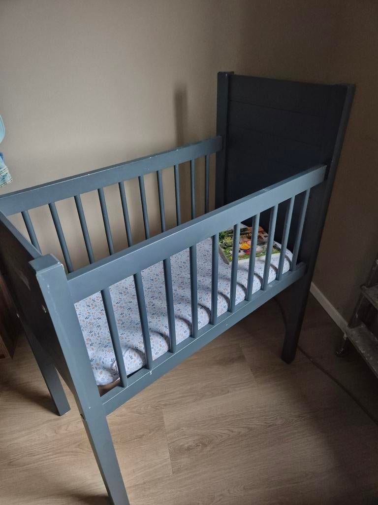 Babybedje met matras en hoeslaken (gedemonteerd), Kinderen en Baby's, Babywiegjes en Ledikanten, Ophalen, Gebruikt, Ledikant
