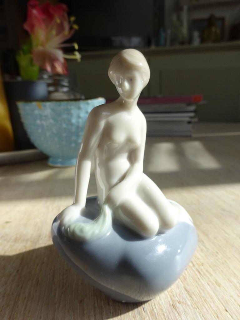 Edvard Eriksen Royal Copenhagen: De kleine Zeemeermin, Ophalen