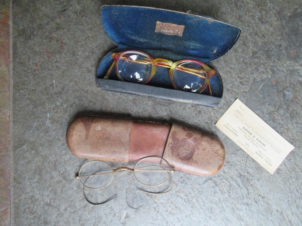 BRILLEN Antiek 2 stuks in brillenkoker samen € 75, Ophalen of Verzenden