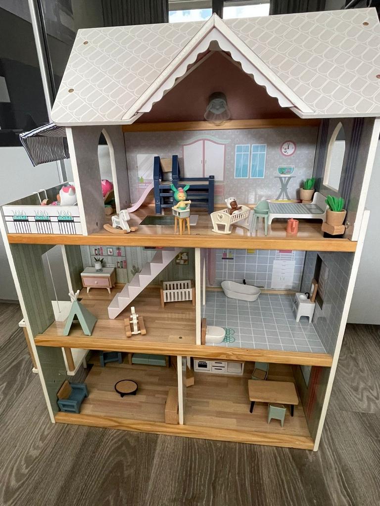 Houten poppenhuis met meubels, Ophalen of Verzenden