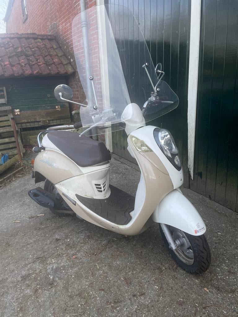 Sym Mio geel kenteken geen sleutels, Fietsen en Brommers, Gebruikt, Maximaal 45 km/u, Benzine, Ophalen