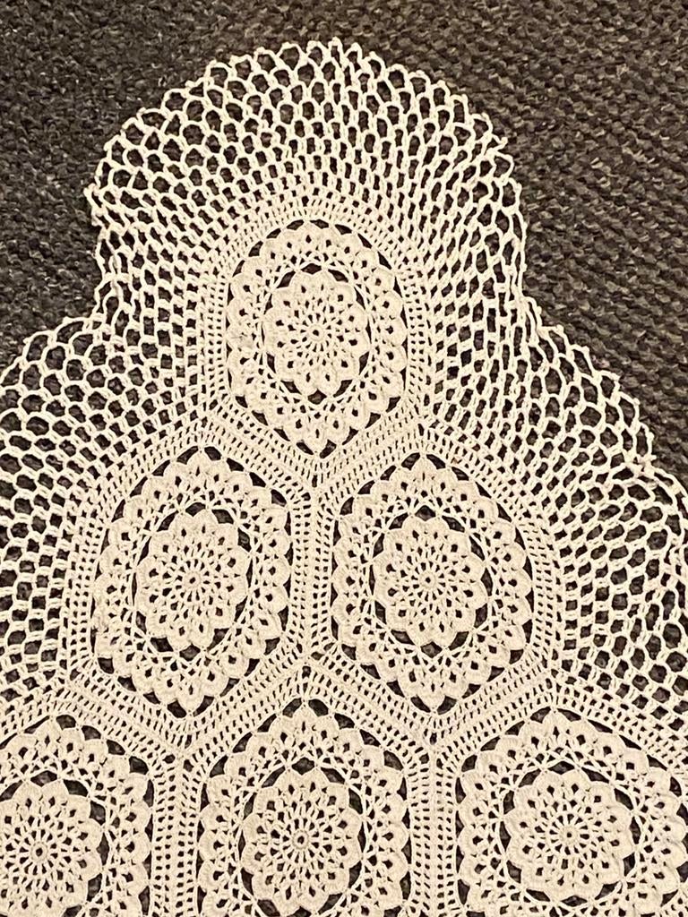 Gehaakt wit tafelkleed , antiek , ovaal, vintage 86x 60 cm, Antiek en Kunst, Ophalen of Verzenden