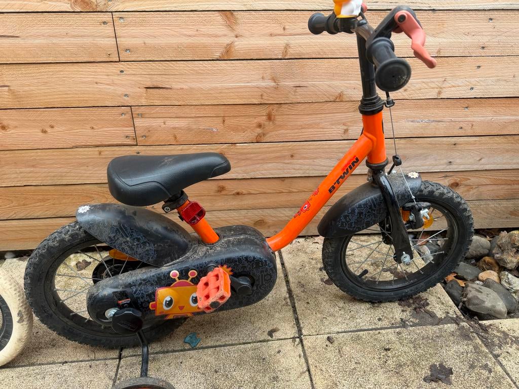 B'Twin Kinderfiets 14 inch met zijwieltjes, Fietsen en Brommers, Fietsen | Kinderfietsjes, Ophalen, Gebruikt, 16 tot 20 inch, Zijwieltjes