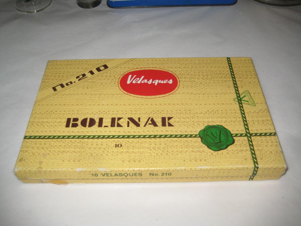 kartonnen sigarendoos velasques bolknak no 210 (leeg), Verzamelen, Rookartikelen, Aanstekers en Luciferdoosjes, Ophalen of Verzenden