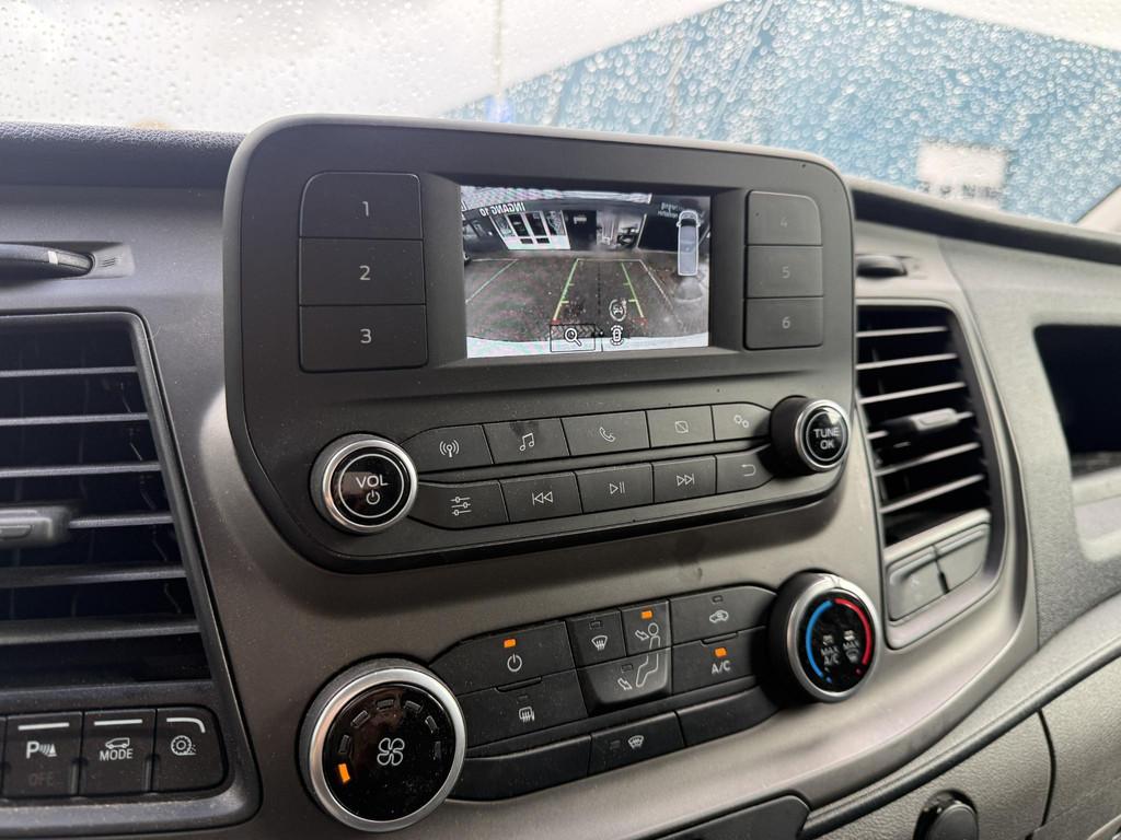 Ford Transit 310 2.0 TDCI L2H2 Trend Automaat l Camera, Auto's, Stof, 4 cilinders, 129 pk, 2065 kg