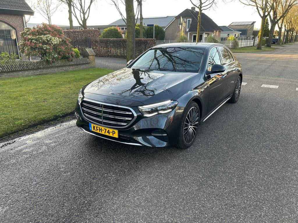 Mercedes-Benz E-Klasse E300 e 313pk 9G-TRONIC 2025 Grijs, Auto's, Mercedes-Benz, Automaat, Achterwielaandrijving, Zwart, 4 cilinders