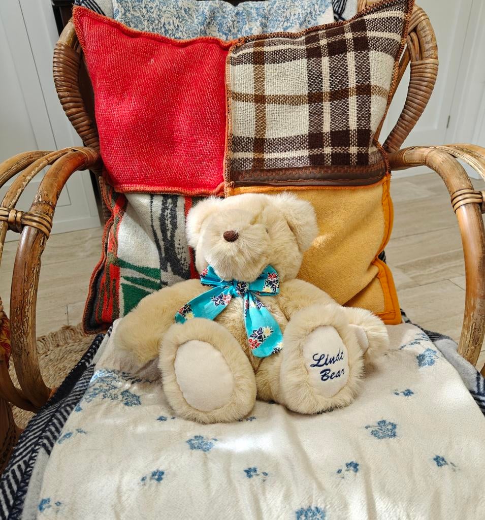 Lindt of Switzerland teddy bear, Ophalen of Verzenden, Zo goed als nieuw, Stoffen beer, Overige merken