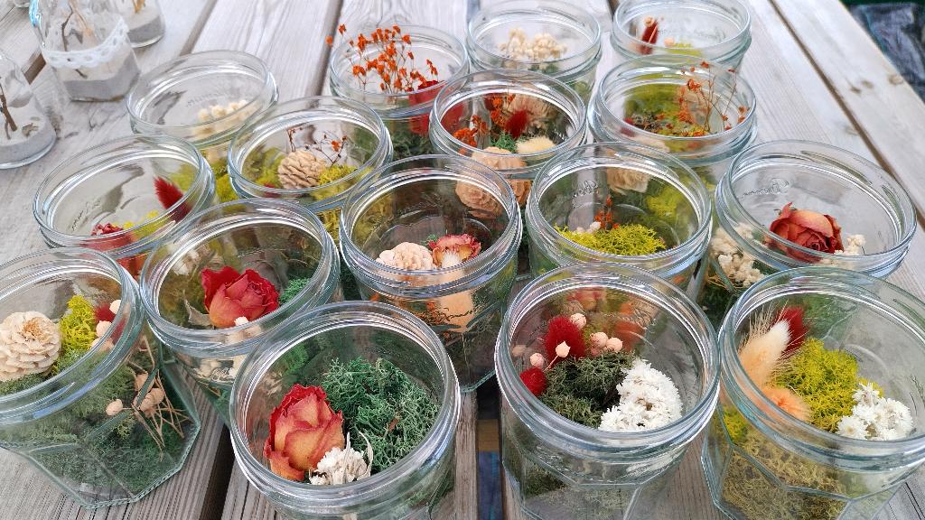 bruiloft tafeldecoratie 28 potjes met mos en droogbloemen, Ophalen of Verzenden, Zo goed als nieuw, Versiering, Geboorte of Huwelijk