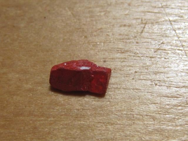 mi. 2x ruwe edelsteen CINNABER (6) (sporadisch), Verzenden, Mineraal