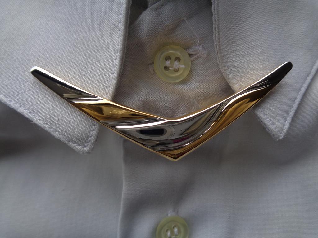 BOORDKLEM KRAAGKLEM GEBOGEN LIJNEN GOUD EN ZILVERKLEURIG, Ophalen of Verzenden, Nieuw