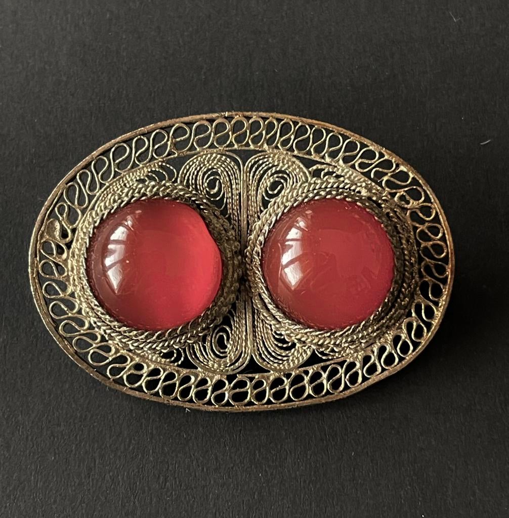 Oude filigrain broche, Sieraden, Tassen en Uiterlijk, Broches, 4 tot 7 cm, Gebruikt, Ophalen of Verzenden, Met edelsteen