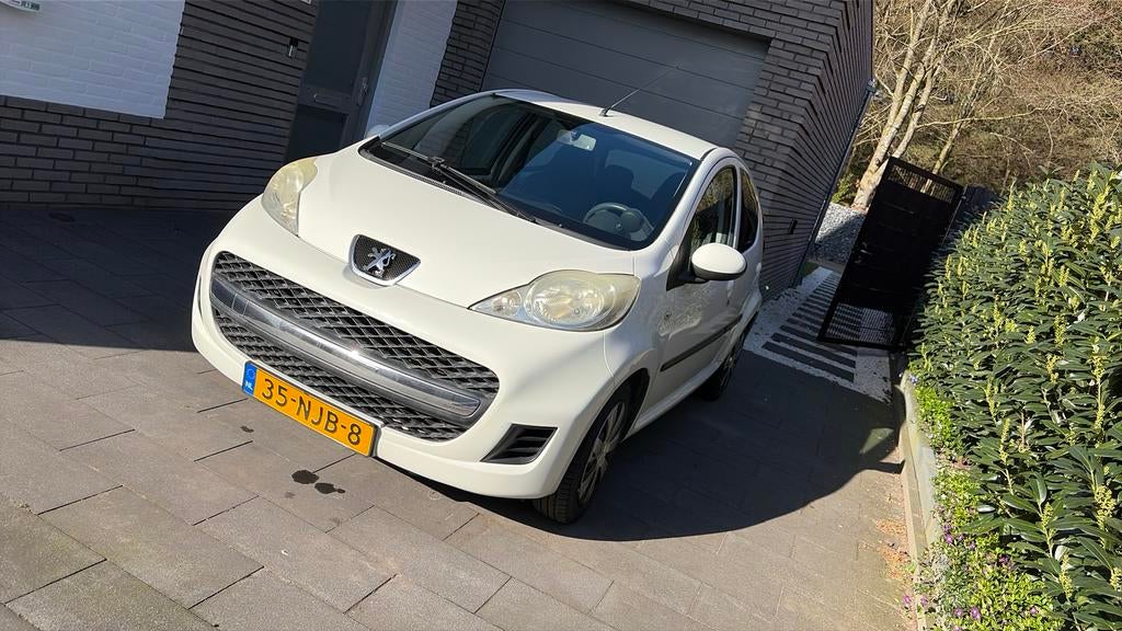 Peugeot 107 1.0 12V 5DR 2010 Wit 5-deurs, 96.000km, Voorwielaandrijving, Stof, Zwart, 4 stoelen