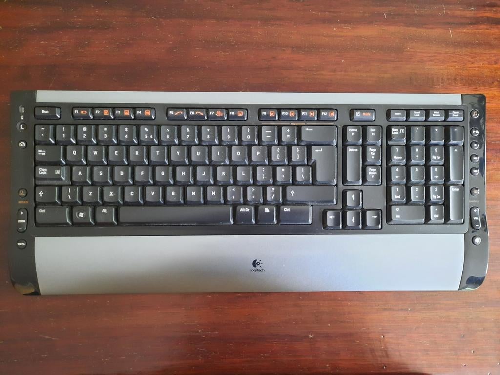 TOETSENBORD Logitech met Muis, Ophalen of Verzenden