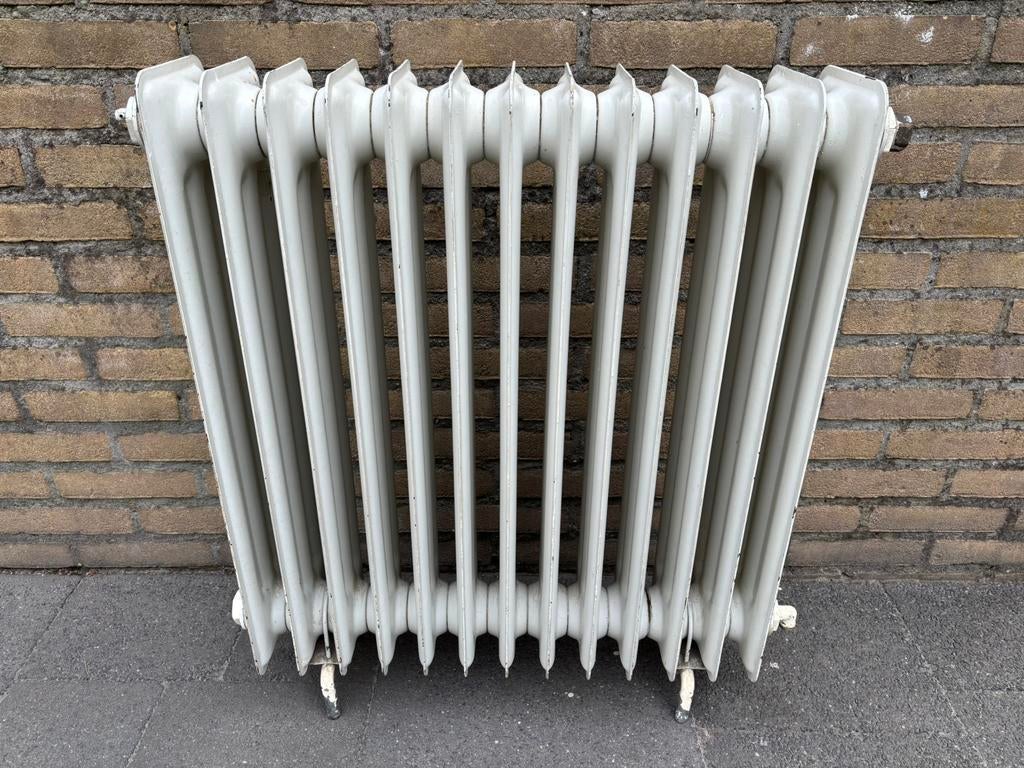 Vintage / antieke / retro gietijzeren radiator van Schäfer, Doe-het-zelf en Verbouw, Verwarming en Radiatoren, Ophalen, 30 tot 80 cm