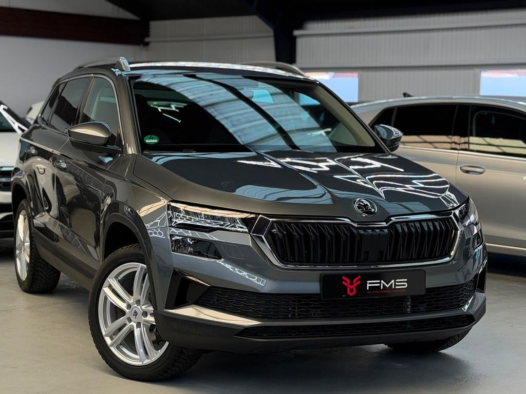 Skoda Karoq 1.5 TSI Edition Plus CarPlay Trekhaak, Stof, Zwart, 4 cilinders, Karoq