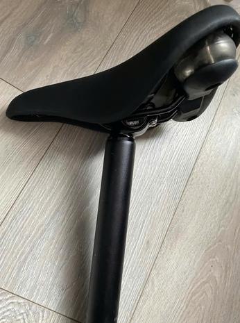 Van Moof Zadel met Zadelpen - Zo goed als nieuw!, Fietsen en Brommers, Fietsonderdelen, Ophalen, Overige materialen, Zo goed als nieuw