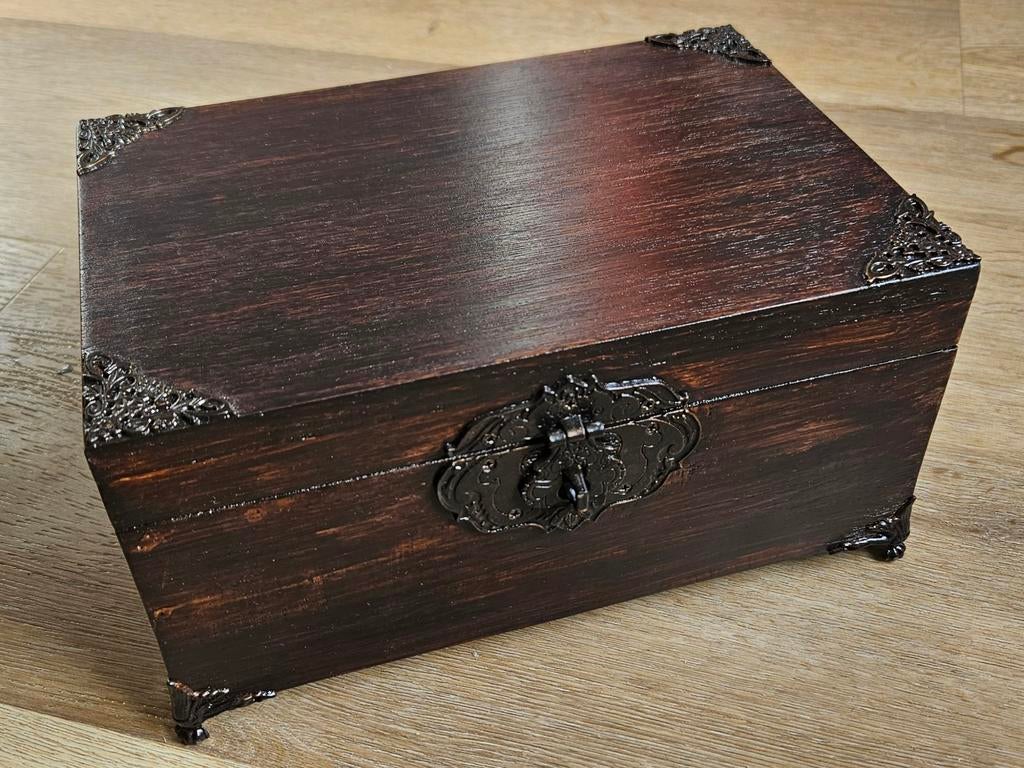 Mooi gedecoreerde sieradenkist op pootjes, Ophalen of Verzenden, Zo goed als nieuw, Rechthoekig, Hout