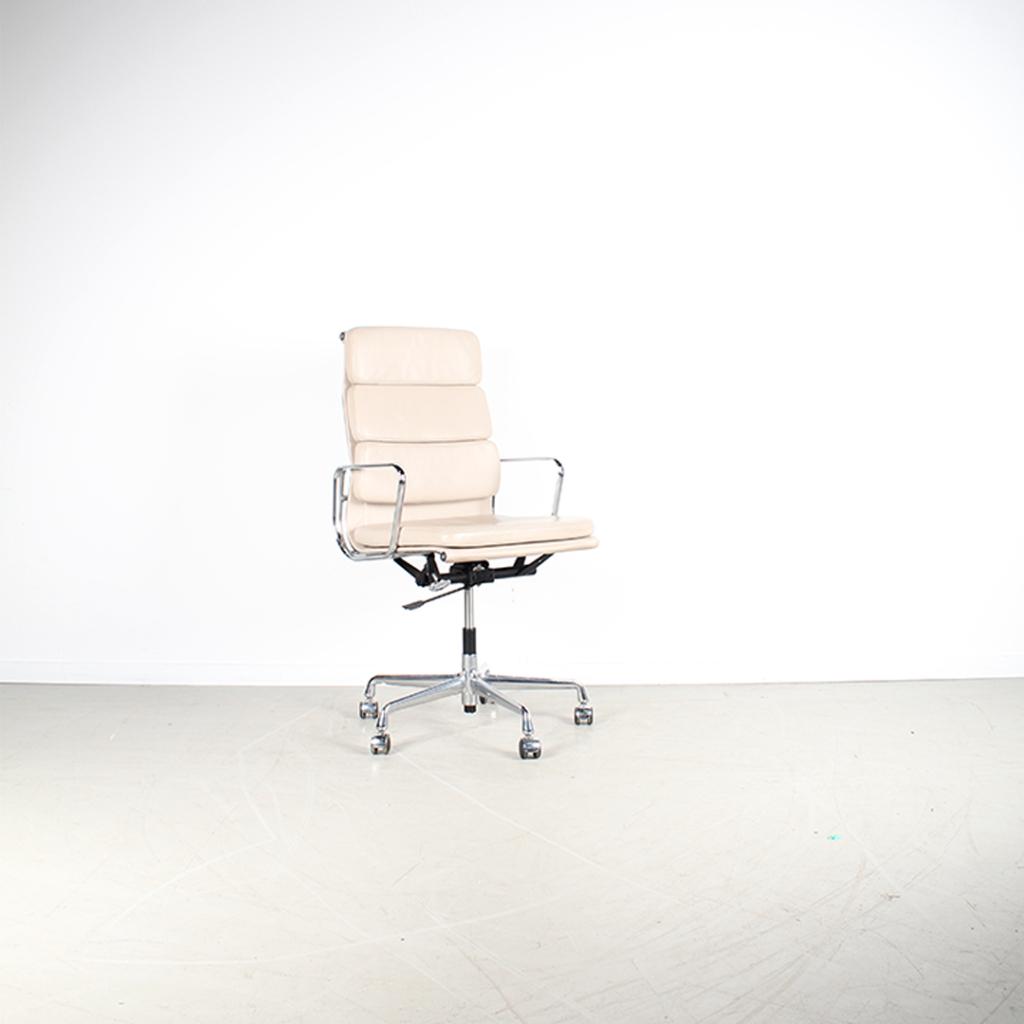 1x Vitra Eames EA 219 Bureaustoel Softpad Clay Leer – Chroom, Niet ingevuld, Niet ingevuld, Ophalen of Verzenden, Zo goed als nieuw