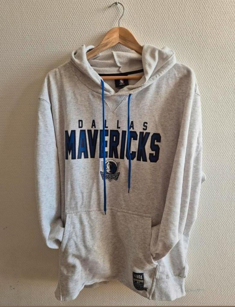 NBA OFFICIAL DALLAS MAVERICKS LUKA DONCIC HOODY MAAT XL, Ophalen of Verzenden, Zo goed als nieuw, Maat 56/58 (XL), Zwart