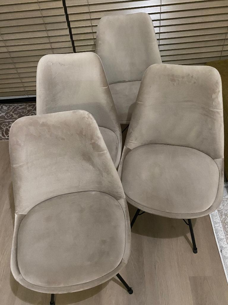 Velvet Champagne met zwarte frame kuipstoel, Huis en Inrichting, Stoelen, Ophalen, Zo goed als nieuw, Overige kleuren, Vier