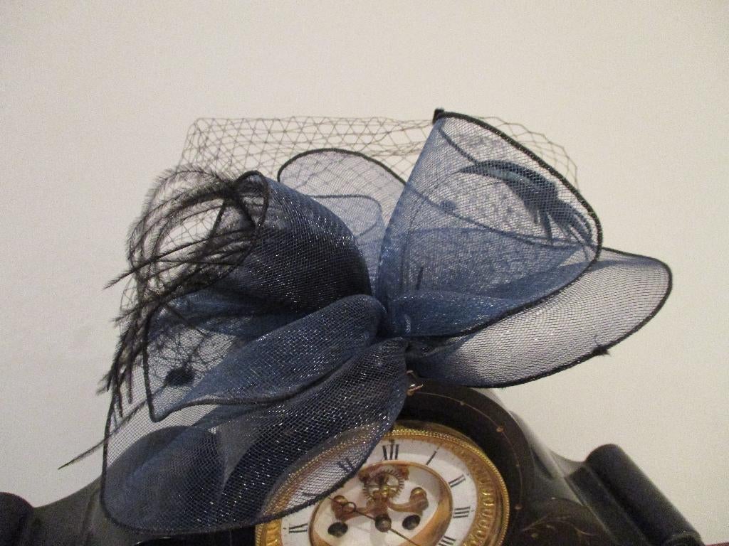 mj/NIEUW! Donker blauw HOEDJE/met echte veren/op CLIPS, Verzenden, Nieuw, One size fits all, Hoed