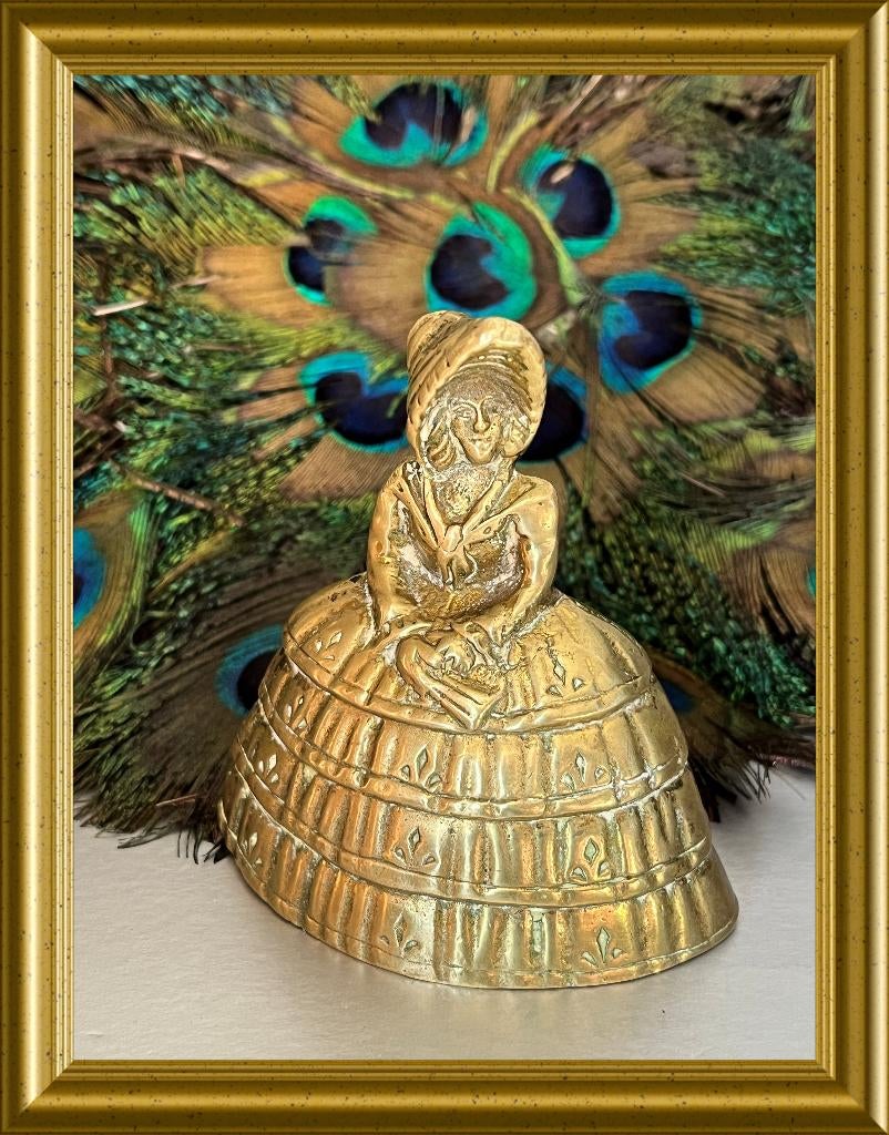 Koperen bel, tafelbelletje: dame in hoepelrok, Ophalen of Verzenden