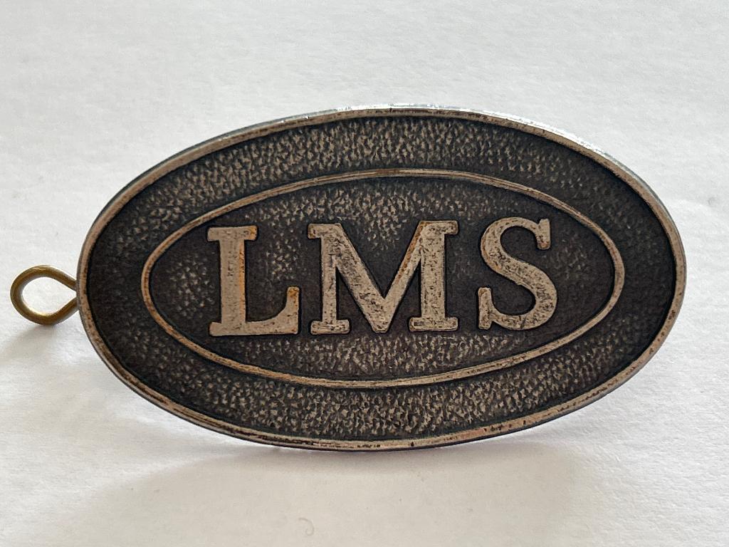 Vintage zilveren metalen LMS Railway petbadge, Verzenden, Zo goed als nieuw, Trein, Overige typen