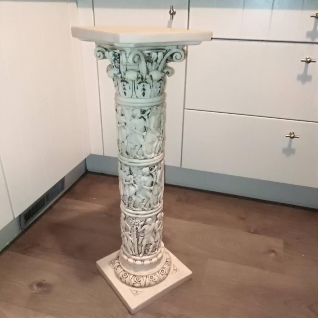 Vintage Griekse pilaar met gedetailleerde afbeeldingen., Ophalen, Gebruikt