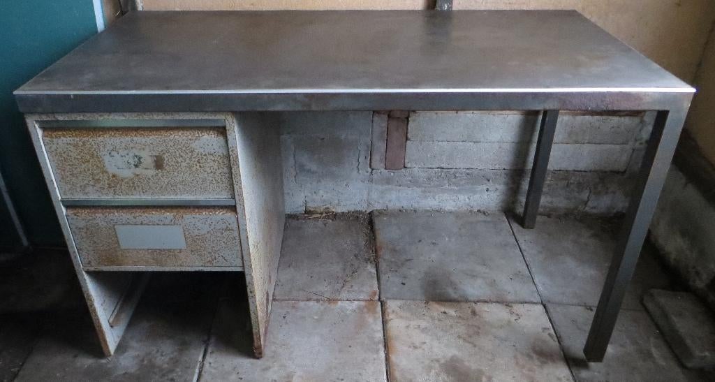 Industrieel vintage bureau. Kantoorbureau metaal. Opknapper, Huis en Inrichting, Bureaus, Ophalen, Gebruikt, Met lades, Metaal